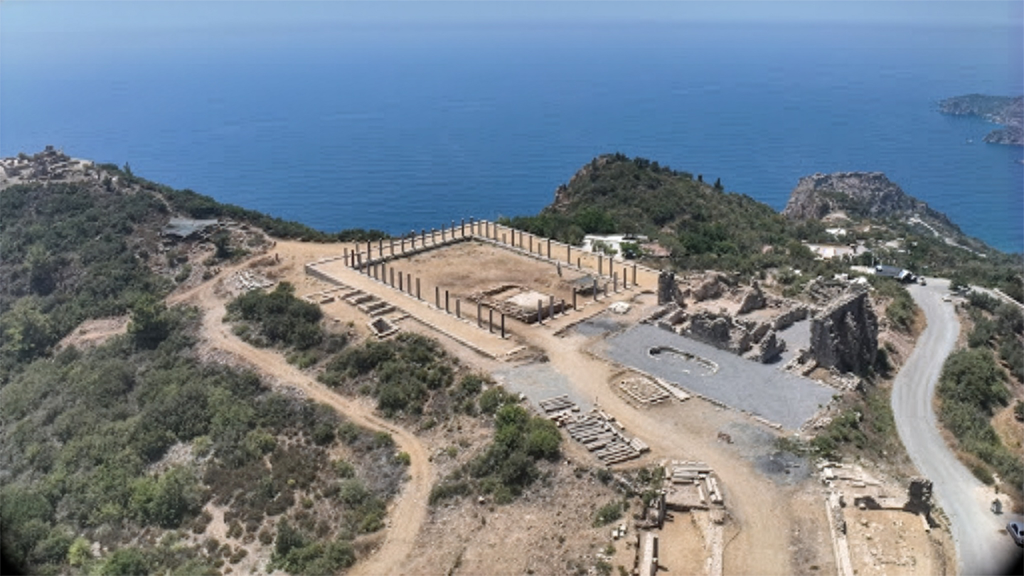 Archaeological site with columns, in front of the sea