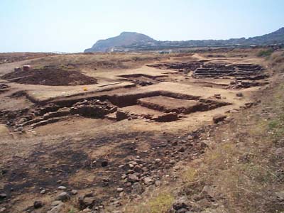 Fig. 2a. Excavation area 1999. In the foreground left Room 12. To the far right the excavations of 1974-1994.