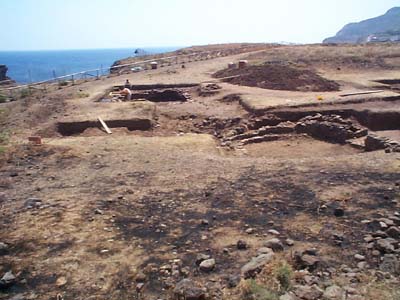 Fig. 2b. Excavation area of 1999. Room 12 to right, Room 13 to left.